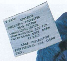 Etichettta di un capo di abbigliamento che indica che  fatto di pelli di cani